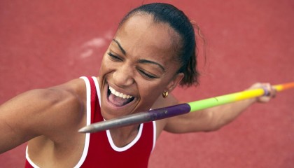 九游娱乐app下载-【规则深入】裁判如何应对比赛中的争议犯规？，比赛过程中当裁判员发现误判时只能在什么时间更改判决