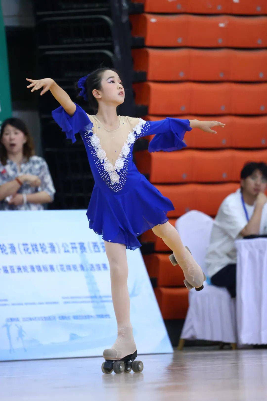 九游娱乐-大型花样轮滑表演,青春舞动精彩纷呈