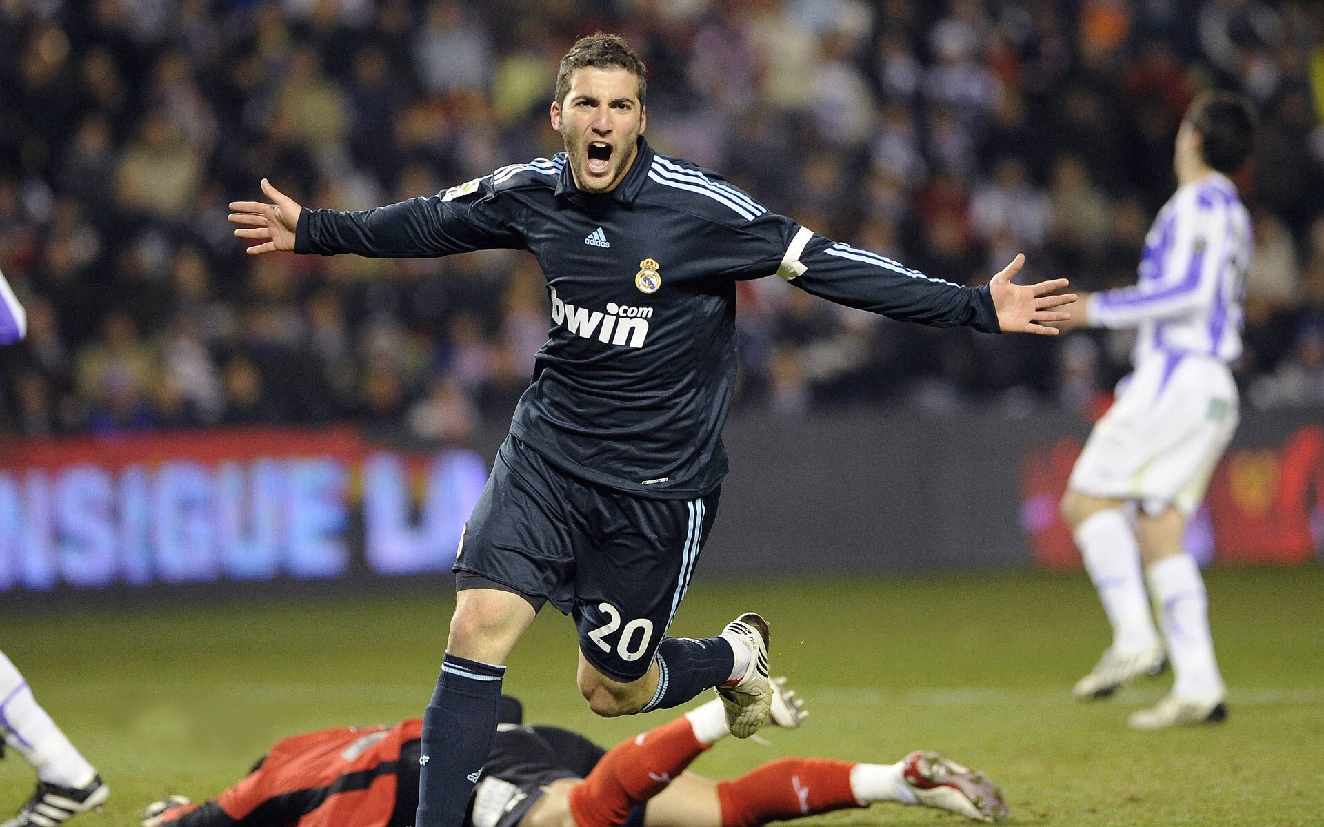 九游娱乐APP-现场氛围热烈：球迷欢呼不断，气氛火爆！，球队气氛